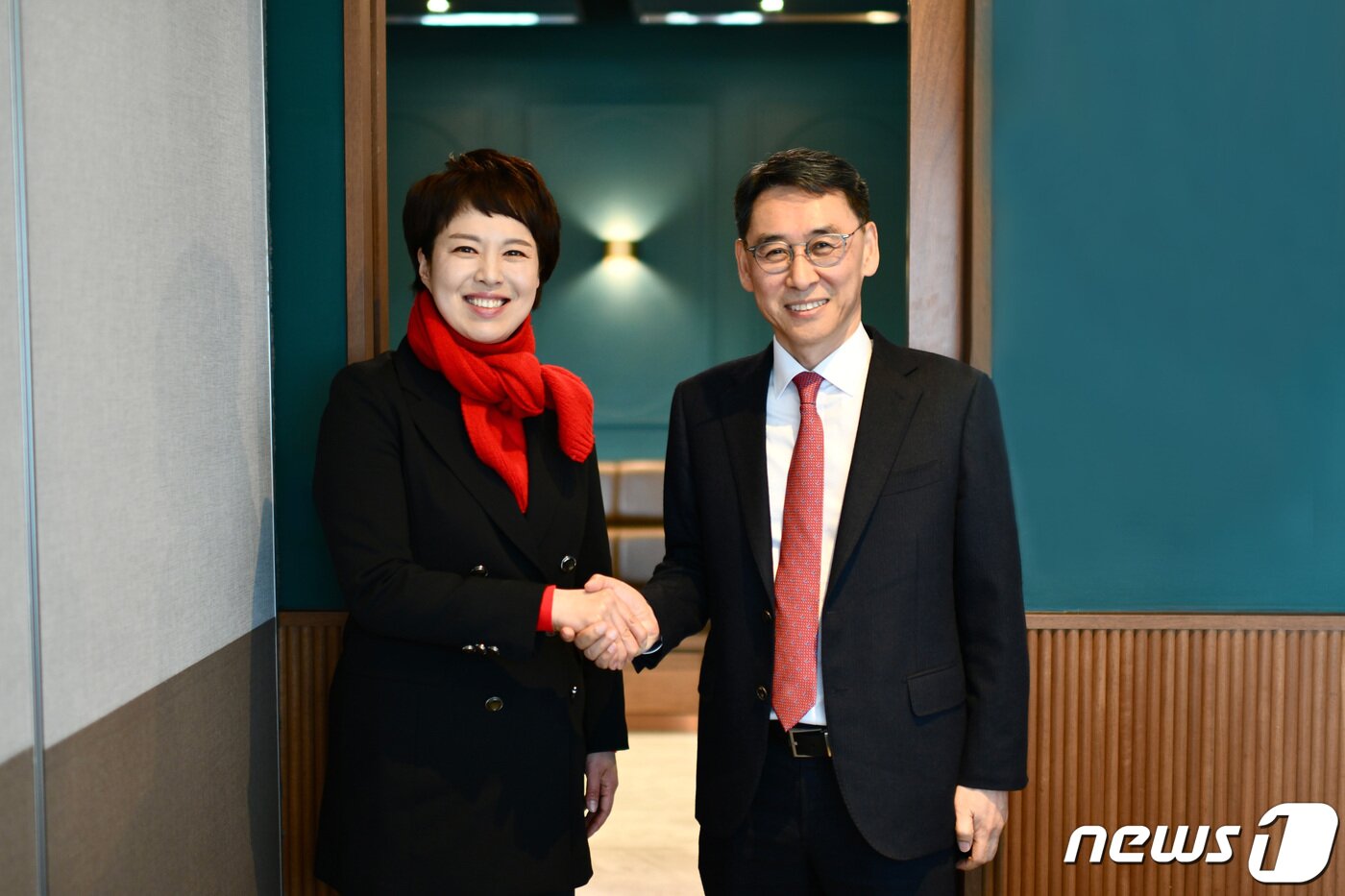 본문 이미지 - 김은혜 후보가 두산에너빌러티 정연인 부회장을 만나 기업형 특목자사고 설립 검토를 요청하고 있다. 사진 김은혜 캠프 제공./