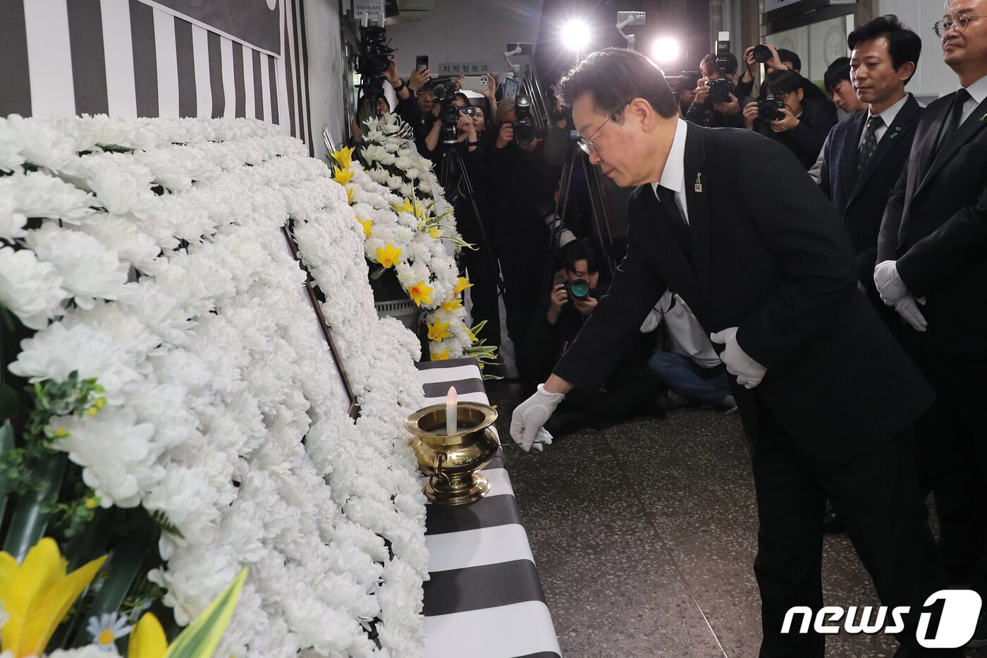 본문 이미지 - 이재명 더불어민주당 대표가 14일 충북 청주시청 임시청사에 마련된 오송 지하차도 참사 분향소에서 희생자들을 추모하고 있다. &#40;공동취재&#41; 2024.3.14/뉴스1 ⓒ News1 김용빈 기자