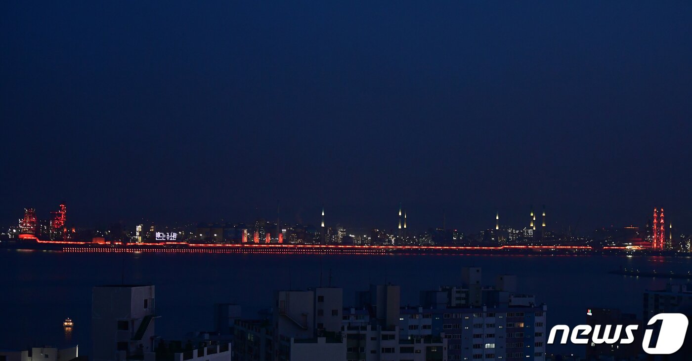 본문 이미지 - 14일 오후 포스코 포항제철소가 경관 조명을 켜기 위한 시험 운전을 하고 있다. 2024.3.14/뉴스1 ⓒ News1 최창호 기자