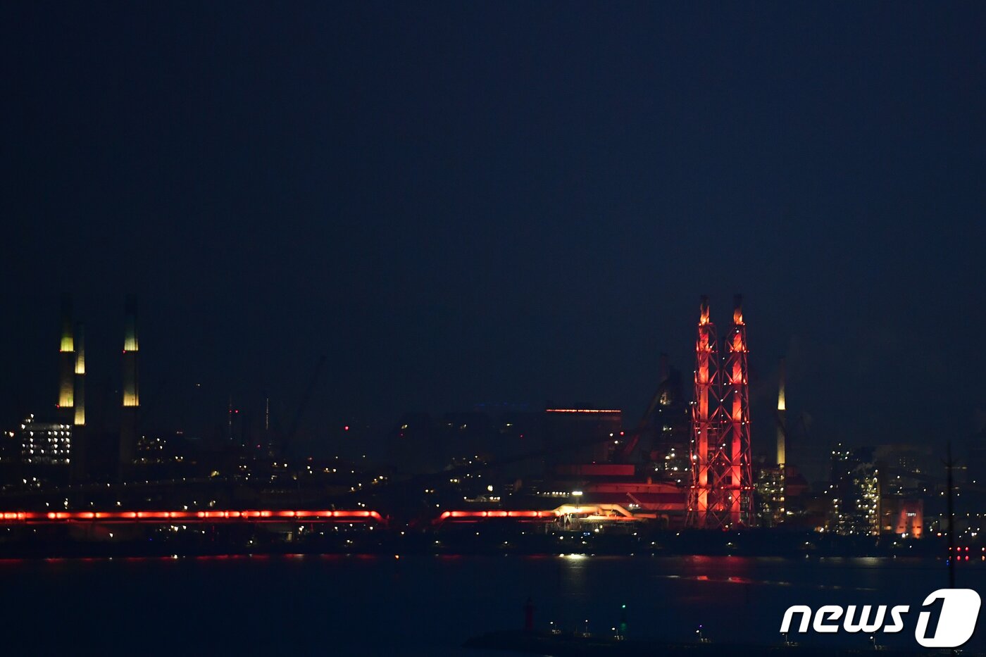 본문 이미지 - 14일 오후 포스코 포항제철소가 경관 조명을 켜기 위한 시험 운전을 하고 있다. .2024.3.14/뉴스1 ⓒ News1 최창호 기자
