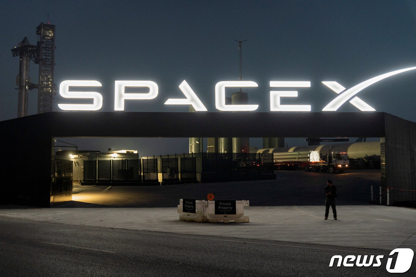 본문 이미지 - 13일(현지시간) 미국 텍사스주 브라운스빌 인근에 위치한 스페이스X의 보카치카 발사대 입구에서 보안 요원들이 감시하고 있다. 2024.03.14/ ⓒ 로이터=뉴스1