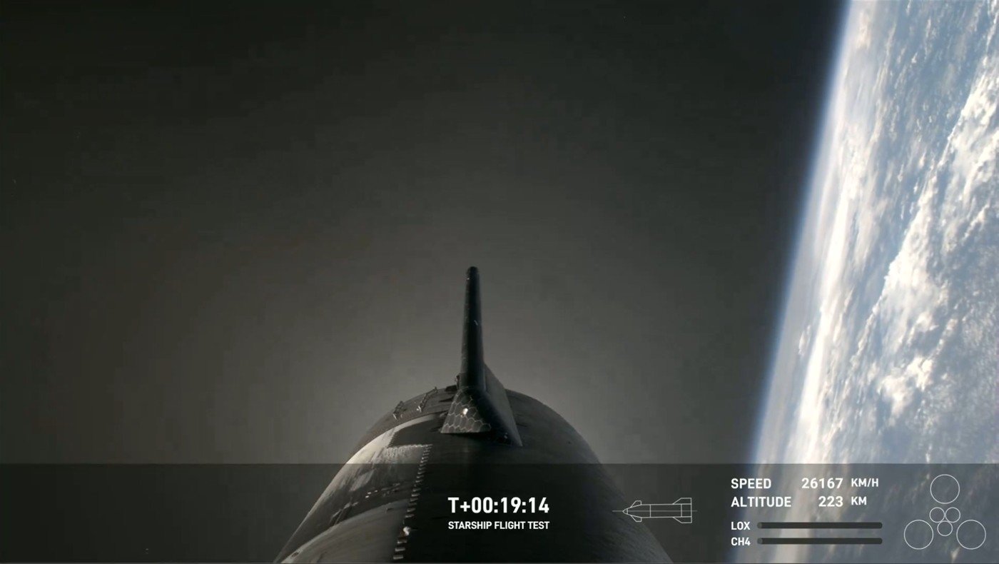 본문 이미지 - 14일(현지시간) 우주를 날고 있는 스페이스X의 무인 우주선 스타십 3호기의 모습. (출처 : 스페이스X 중계)