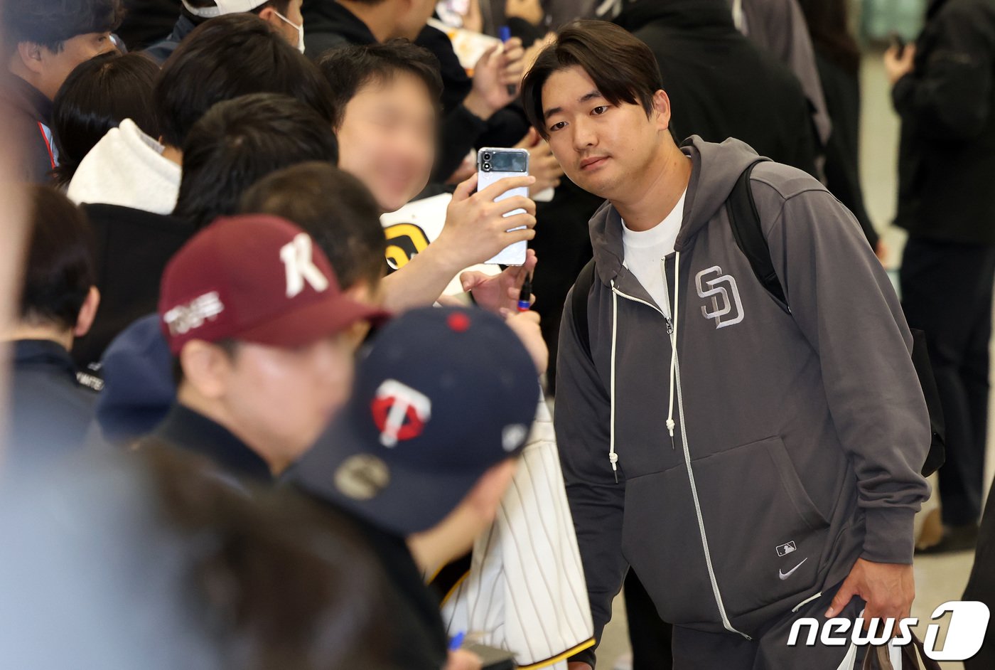 본문 이미지 - 미국프로야구(MLB) 월드투어 서울시리즈에 출전하는 샌디에이고 파드리스의 고우석이 15일 새벽 인천국제공항 제1터미널을 통해 입국하며 팬들과 셀카를 찍고 있다. 2024.3.15/뉴스1 ⓒ News1 이동해 기자