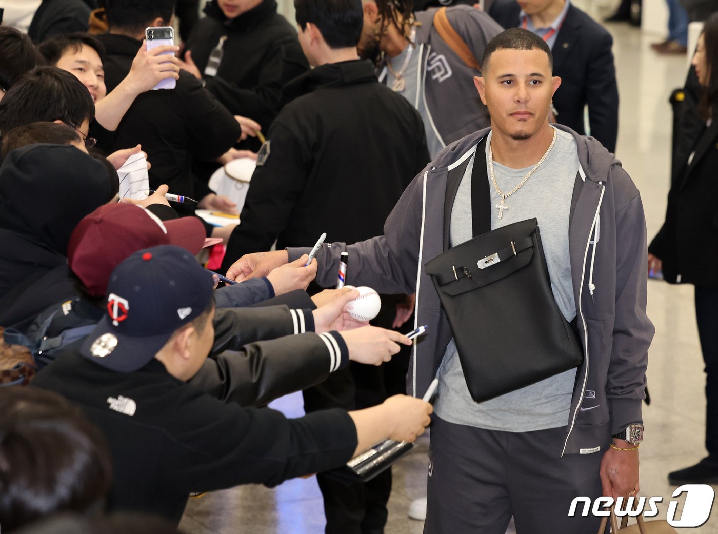 본문 이미지 - 미국프로야구(MLB) 월드투어 서울시리즈에 출전하는 샌디에이고 파드리스의 매니 마차도가 15일 새벽 인천국제공항 제1터미널을 통해 입국하며 사인을 하고 있다. 2024.3.15/뉴스1 ⓒ News1 이동해 기자