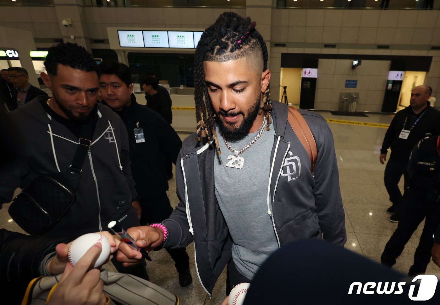 본문 이미지 - 미국프로야구(MLB) 월드투어 서울시리즈에 출전하는 샌디에이고 파드리스의 페르난도 타티스 주니어가 15일 새벽 인천국제공항 제1터미널을 통해 입국하며 팬들에게 사인을 하고 있다. 2024.3.15/뉴스1 ⓒ News1 이동해 기자