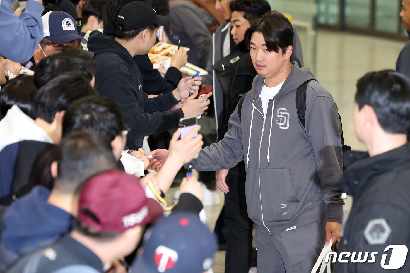 본문 이미지 - 미국프로야구(MLB) 월드투어 서울시리즈에 출전하는 샌디에이고 파드리스의 고우석이 15일 새벽 인천국제공항 제1터미널을 통해 입국하며 팬들에게 사인을 하고 있다. 2024.3.15/뉴스1 ⓒ News1 이동해 기자