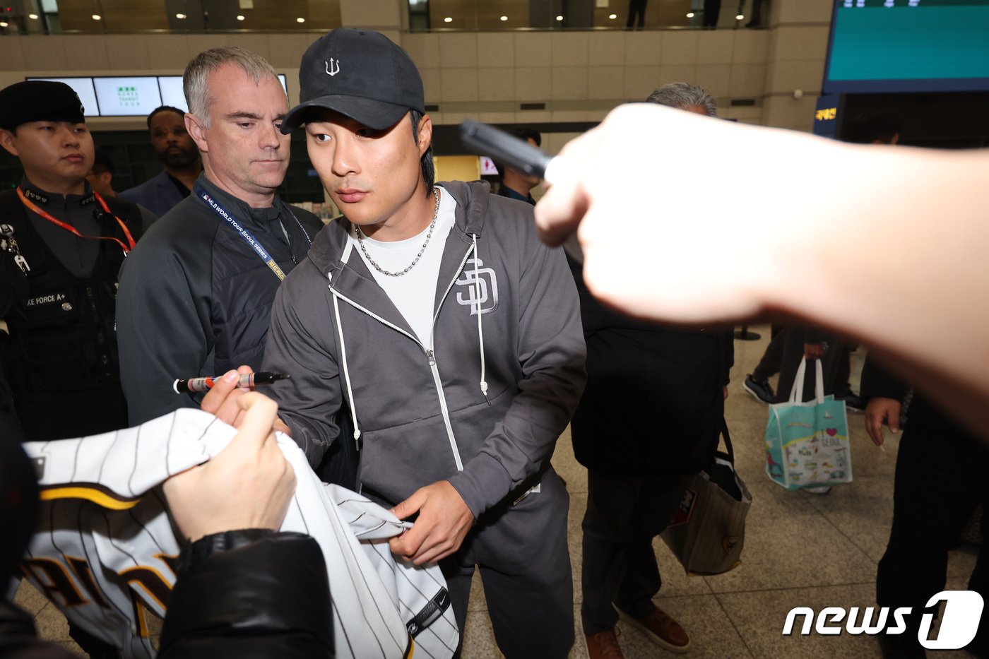 본문 이미지 - 미국프로야구(MLB) 월드투어 서울시리즈에 출전하는 샌디에이고 파드리스의 김하성이 15일 새벽 인천국제공항 제1터미널을 통해 입국하며 팬들에게 사인을 하고 있다. 2024.3.15/뉴스1 ⓒ News1 이동해 기자