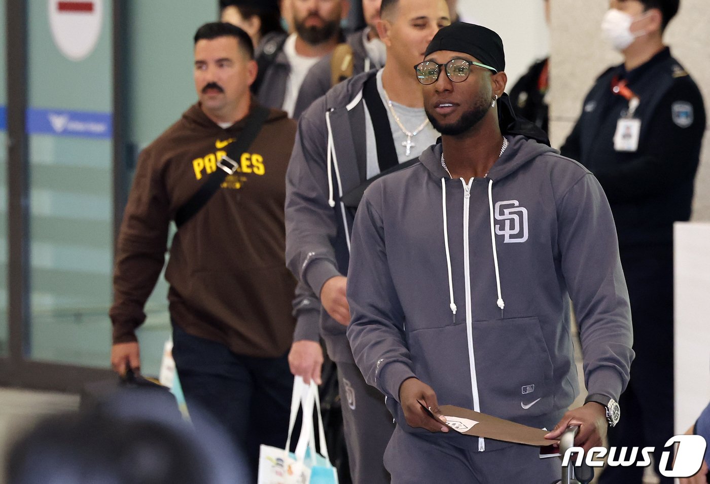 본문 이미지 - 미국프로야구(MLB) 월드투어 서울시리즈에 출전하는 샌디에이고 파드리스의 주릭슨 프로파가 15일 새벽 인천국제공항 제1터미널을 통해 입국하고 있다. 2024.3.15/뉴스1 ⓒ News1 이동해 기자
