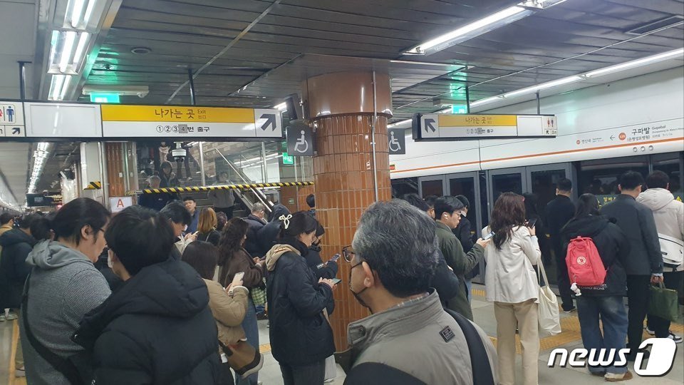 본문 이미지 - 15일 3호선을 이용하는 출근길 시민들이 지하철 운행 차질로 큰 불편을 겪고 있다. (사진=독자제공) 
