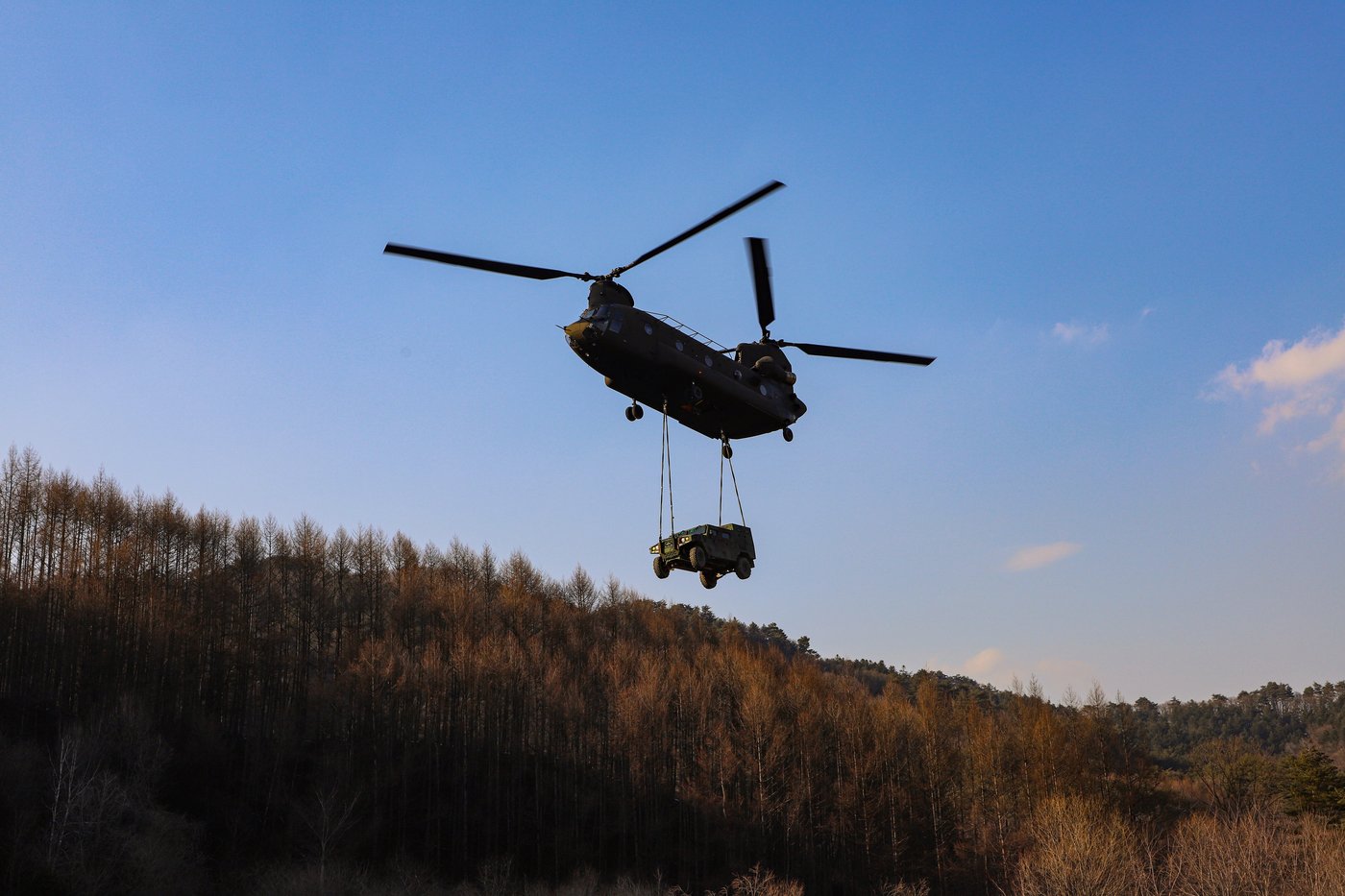 본문 이미지 - 제2신속대응사단과 항공사령부 장병들이 소형전술차량을 공중수송하고 있다.(육군 제공)
