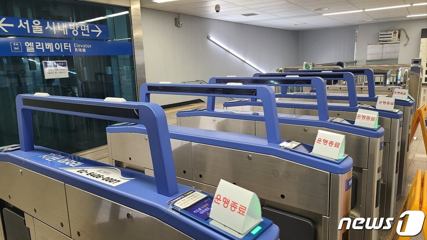 본문 이미지 - 15일 오전 지하철 3호선 원흥~원당역 구간 단전이 발생해 운행이 중지된 가운데 경기도 고양시 삼송역 개찰구에 '운행종료' 안내문이 붙어 있다. (고양시 제공) 2024.3.15/뉴스1