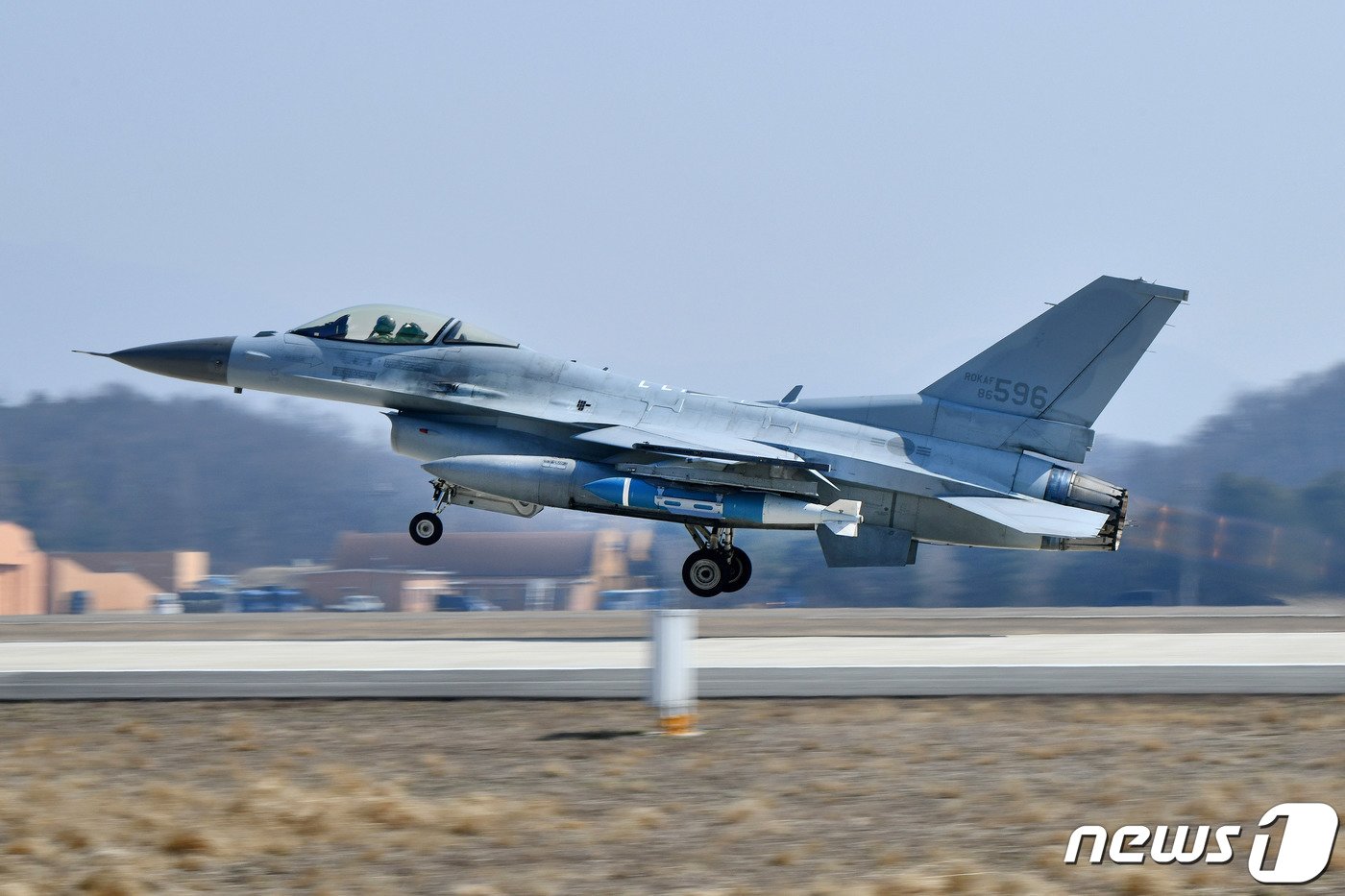 본문 이미지 - 공군은 지난 11일부터 서해 해상사격장에서 미 공군과 연합 공대공·공대지 실사격 훈련을 했다고 15일 밝혔다. 사진은 GBU-31 공대지 유도폭탄을 장착한 F-16가 실사격 훈련을 위해 힘차게 이륙하고 있는 모습. (공군 제공) 2024.3.15/뉴스1