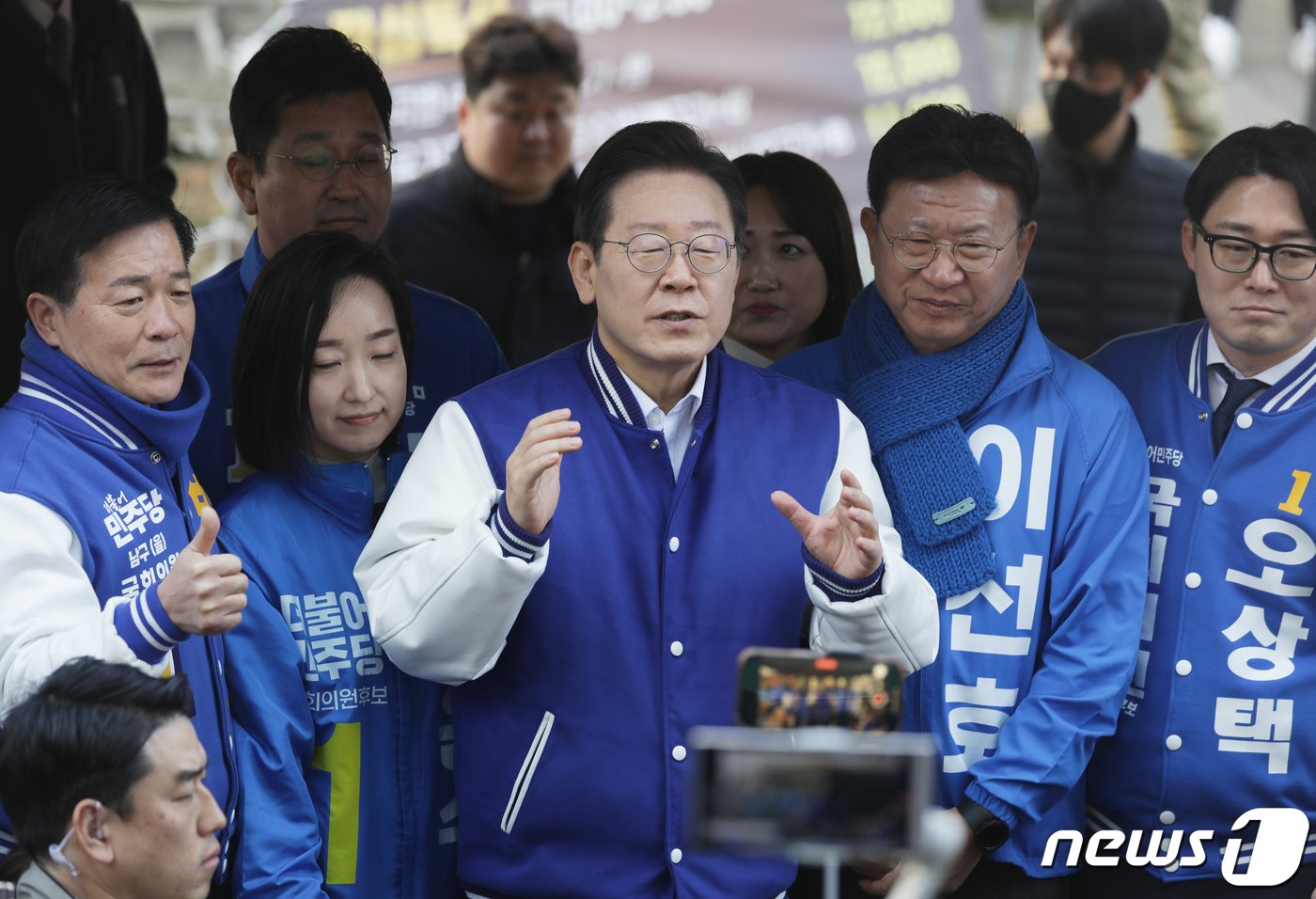 본문 이미지 - 이재명 더불어민주당 대표가 15일 울산 남구 수암시장을 방문해 시민들에게 인사말을 하고 있다. 2024.3.15/뉴스1 ⓒ News1 김지혜 기자