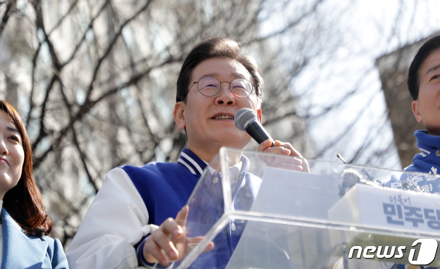 본문 이미지 - 이재명 더불어민주당 대표가 15일 울산 남구 수암시장을 방문해 현장 기자회견을 하고 있다.2024.3.15/뉴스1 ⓒ News1 김지혜 기자