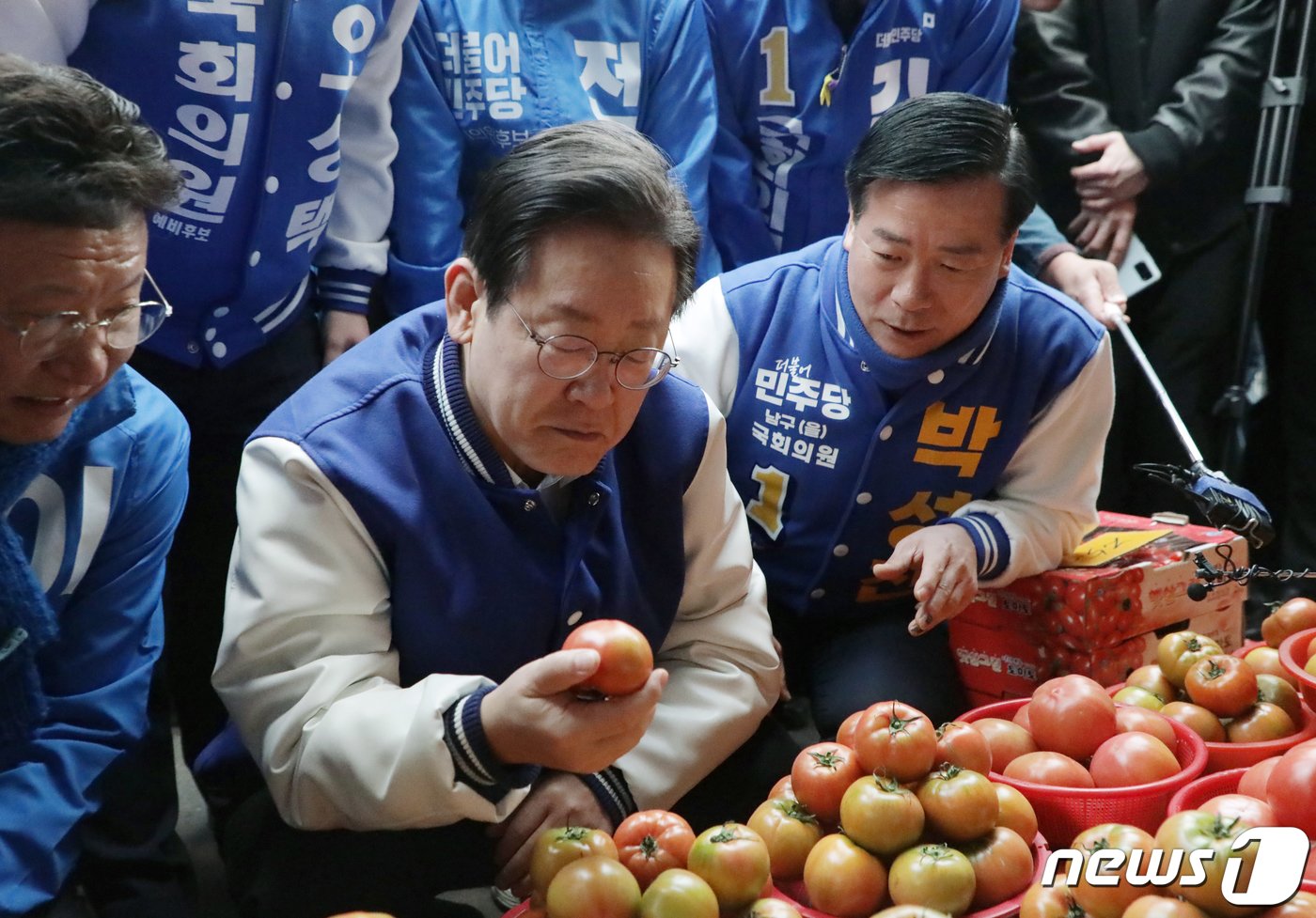 이재명 더불어민주당 대표가 15일 울산 남구 수암시장을 방문해 과일가게에서 상인과 이야기를 나누고 있다.2024.3.15/뉴스1 ⓒ News1 김지혜 기자