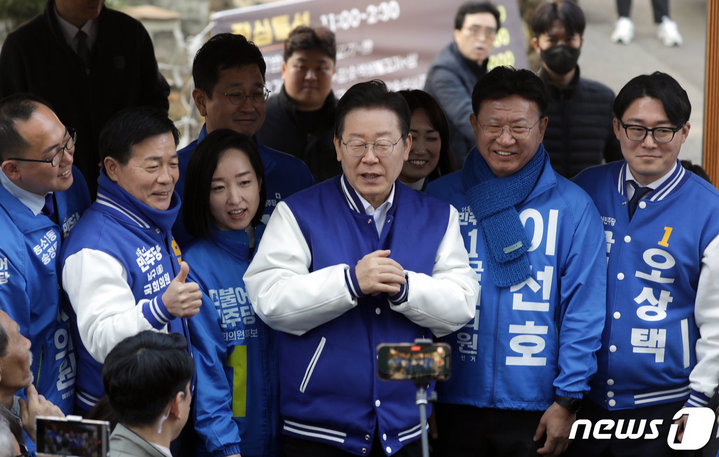 이재명 더불어민주당 대표가 15일 울산 남구 수암시장을 방문해 발언을 하고 있다. 2024.3.15/뉴스1 ⓒ News1 김지혜 기자