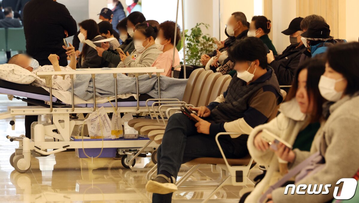 집단사직과 동맹휴학으로 병원과 학교를 떠난 전공의, 의대생들에 이어 이들의 '스승'인 의대 교수들도 15일 사직서 제출에 관한 결론을 내린다. 이날 의료계에 따르면 전국 19개 의대 교수는 지난 12일 '전국 의과대학 교수 비상대책위원회'를 출범한 뒤 이날까지 사직서 제출 여부에 대한 논의를 마치기로 했다. 사진은 이날 서울의 한 대학병원에서 환자와 보호자가 대기하는 모습. 2024.3.15/뉴스1 © News1 김명섭 기자