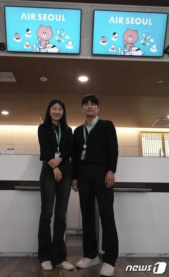 본문 이미지 - 에어서울 유진우 과장&#40;오른쪽&#41;과 장지수 사원 2024.02.28/뉴스1 ⓒ News1 금준혁 기자