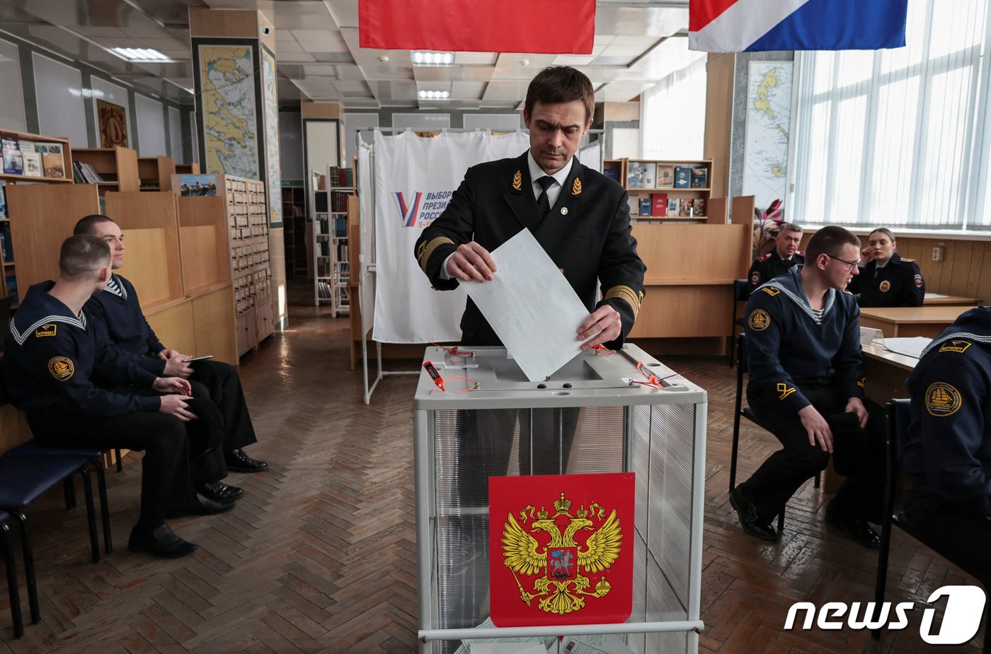본문 이미지 - 15일(현지시간) 러시아에서 사흘간 대통령 선거가 치러지는 가운데 극동 블라디보스토크 네벨스코이 국립해양대학교에서 투표가 진행되고 있다. 24.03.15 ⓒ 로이터=뉴스1 ⓒ News1 김예슬 기자