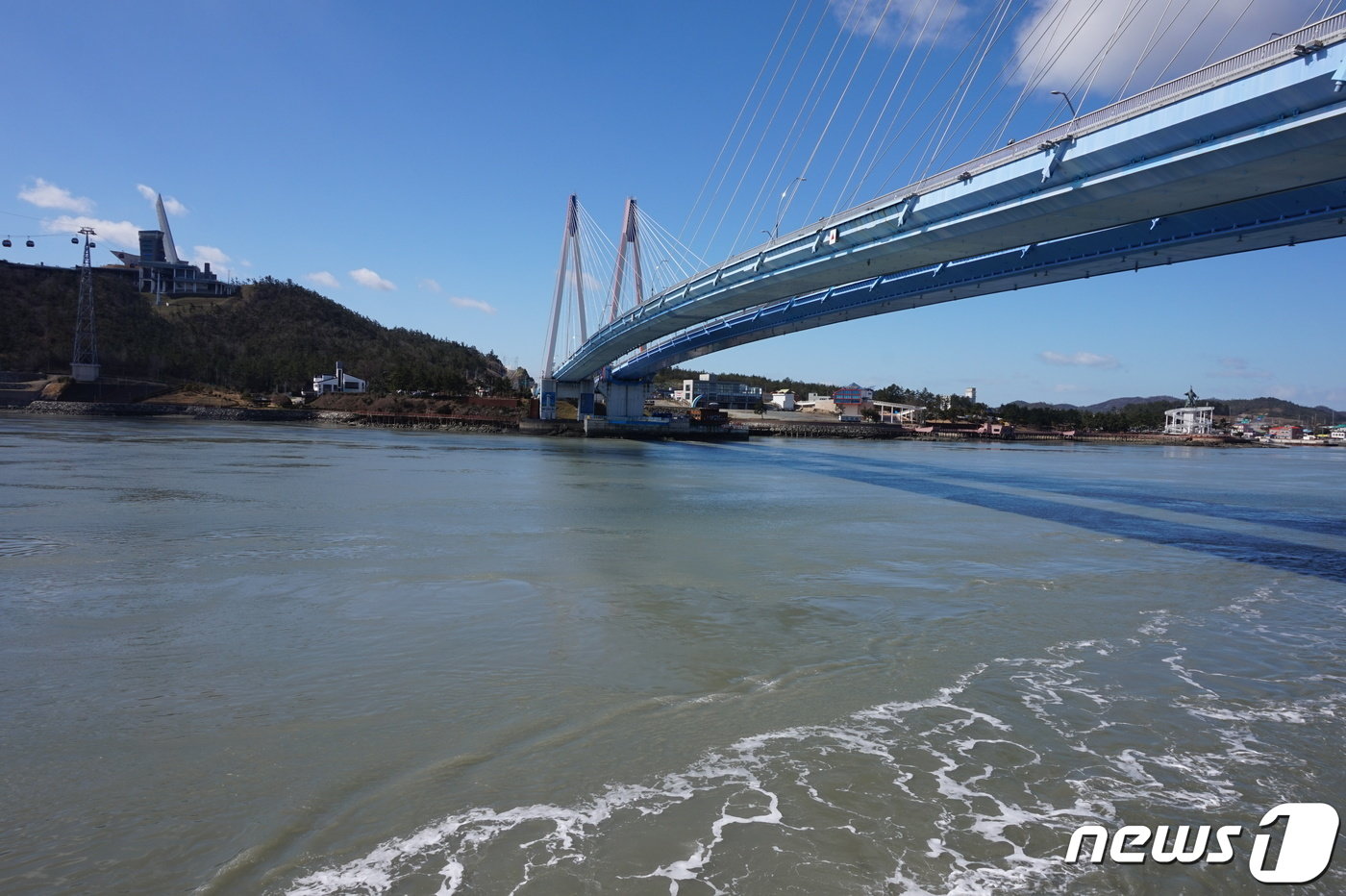 명량대첩의 현장 울돌목. 해남쪽에 바라본 울돌목 위로 진도대교와 진도타워가 보인다. 2024.3.15 뉴스1 ⓒ News1 조영석 기자