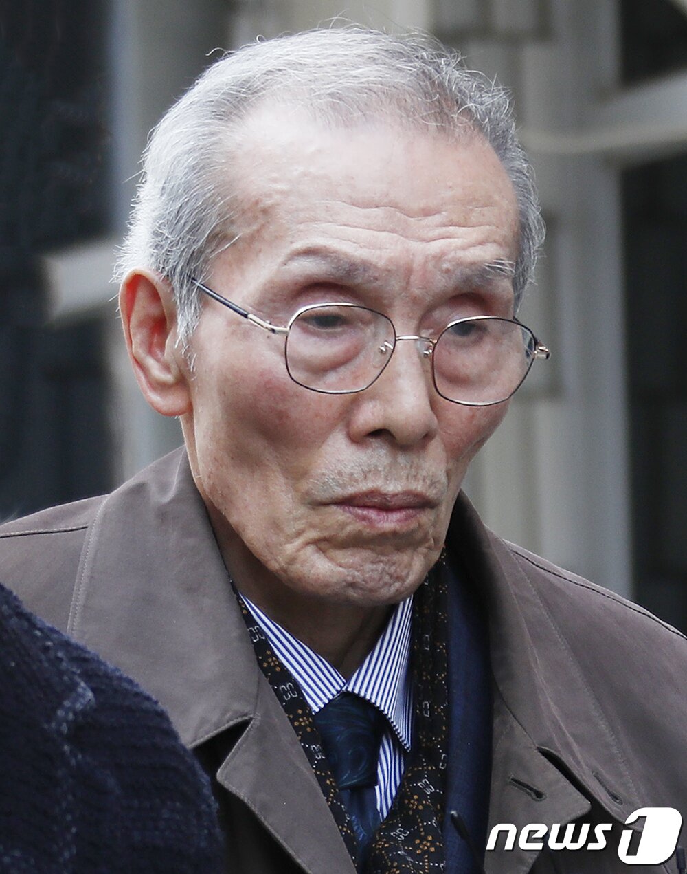 본문 이미지 - 강제추행 혐의로 기소된 배우 오영수(79·본명 오세강)가 15일 오후 경기 수원지방법원 성남지원에서 열린 선고 공판을 마친 뒤 법정을 나서고 있다. ⓒ News1 권현진 기자