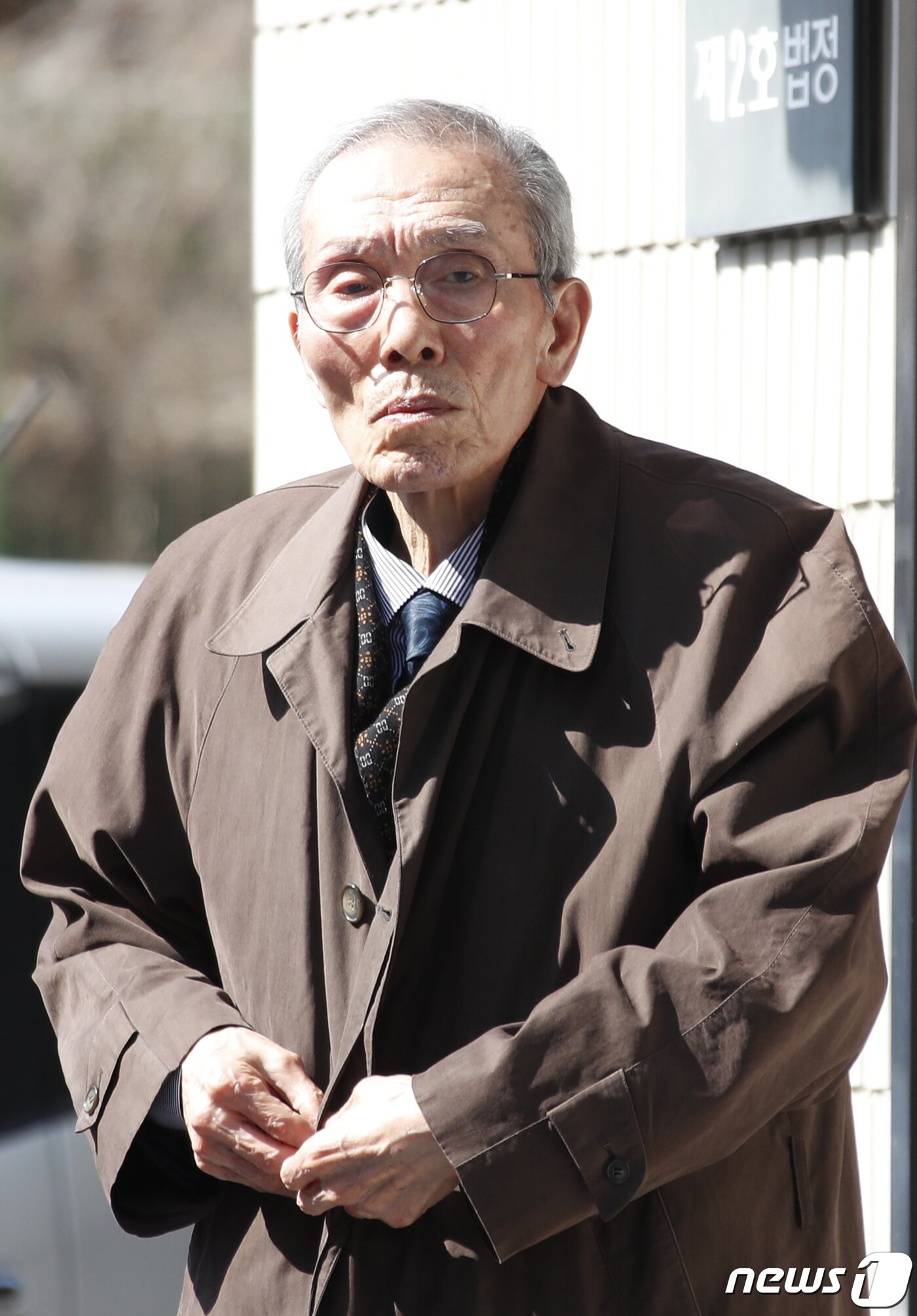 본문 이미지 - 강제추행 혐의로 기소된 배우 오영수(79·본명 오세강)가 15일 오후 경기 수원지방법원 성남지원에서 열린 선고 공판을 마친 뒤 법정을 나서고 있다.  ⓒ News1 권현진 기자