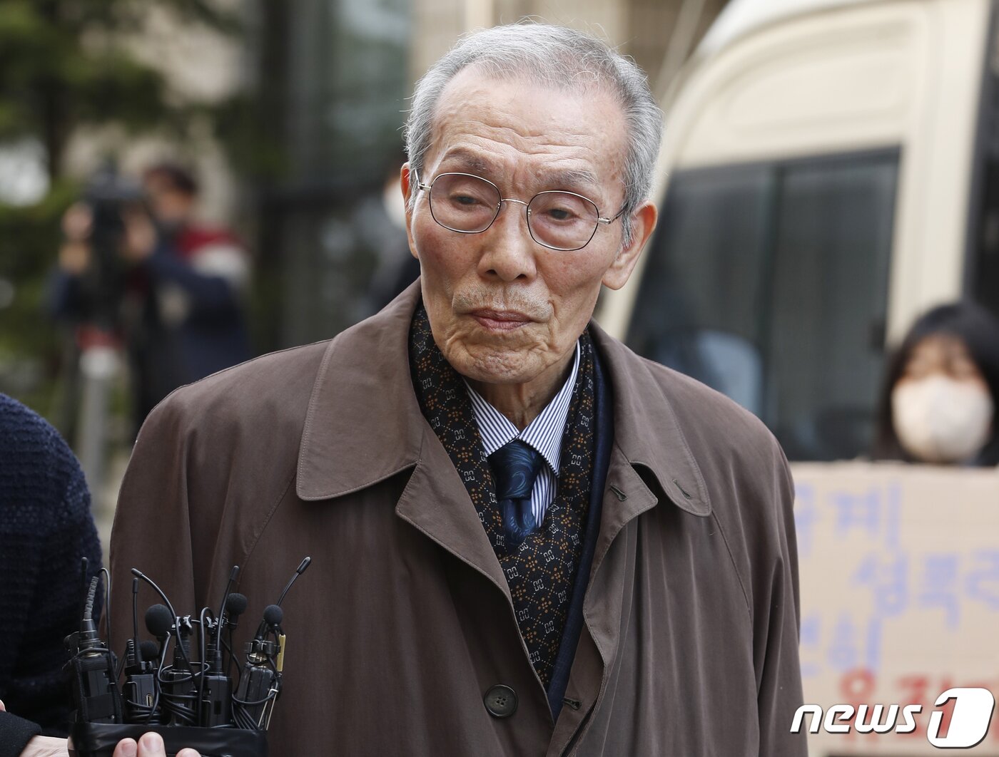 본문 이미지 - 강제추행 혐의로 기소된 배우 오영수(79·본명 오세강)가 15일 오후 경기 수원지방법원 성남지원에서 열린 선고 공판을 위해 출석하고 있다. ⓒ News1 권현진 기자