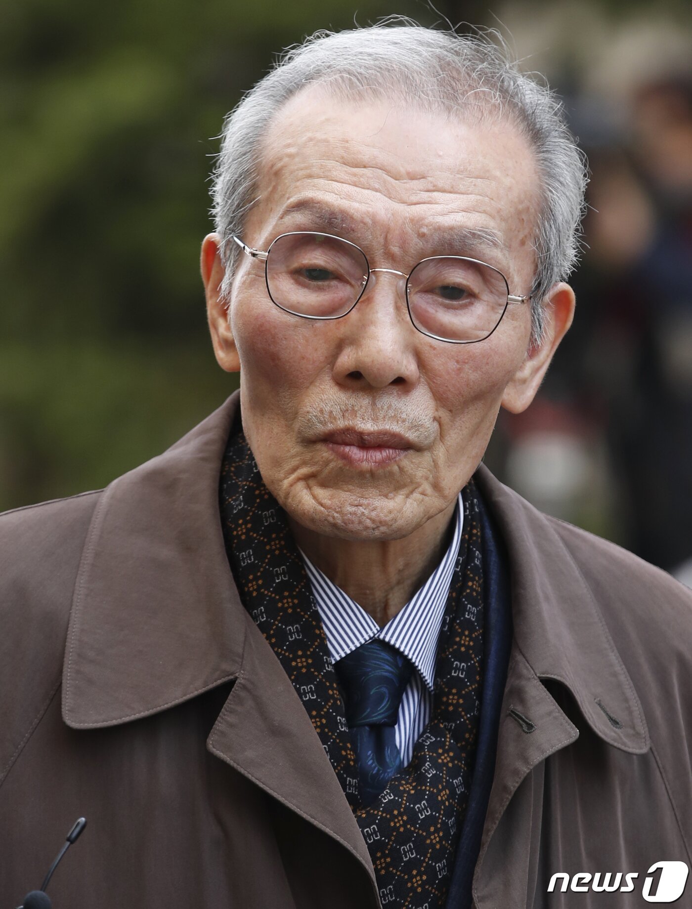 본문 이미지 - 강제추행 혐의로 기소된 배우 오영수(79·본명 오세강)가 15일 오후 경기 수원지방법원 성남지원에서 열린 선고 공판을 위해 이동하고 있다. ⓒ News1 권현진 기자