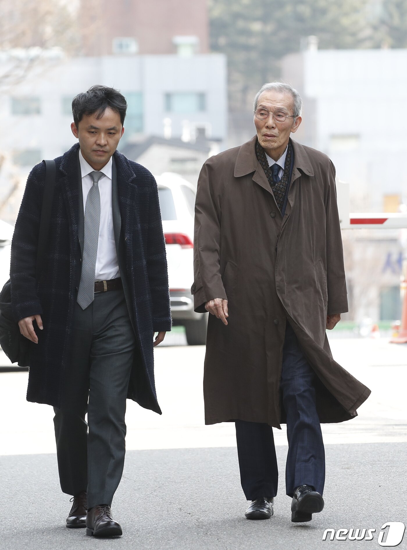 본문 이미지 - 강제추행 혐의로 기소된 배우 오영수(79·본명 오세강)가 15일 오후 경기 수원지방법원 성남지원에서 열린 선고 공판을 위해 출석하고 있다. ⓒ News1 권현진 기자