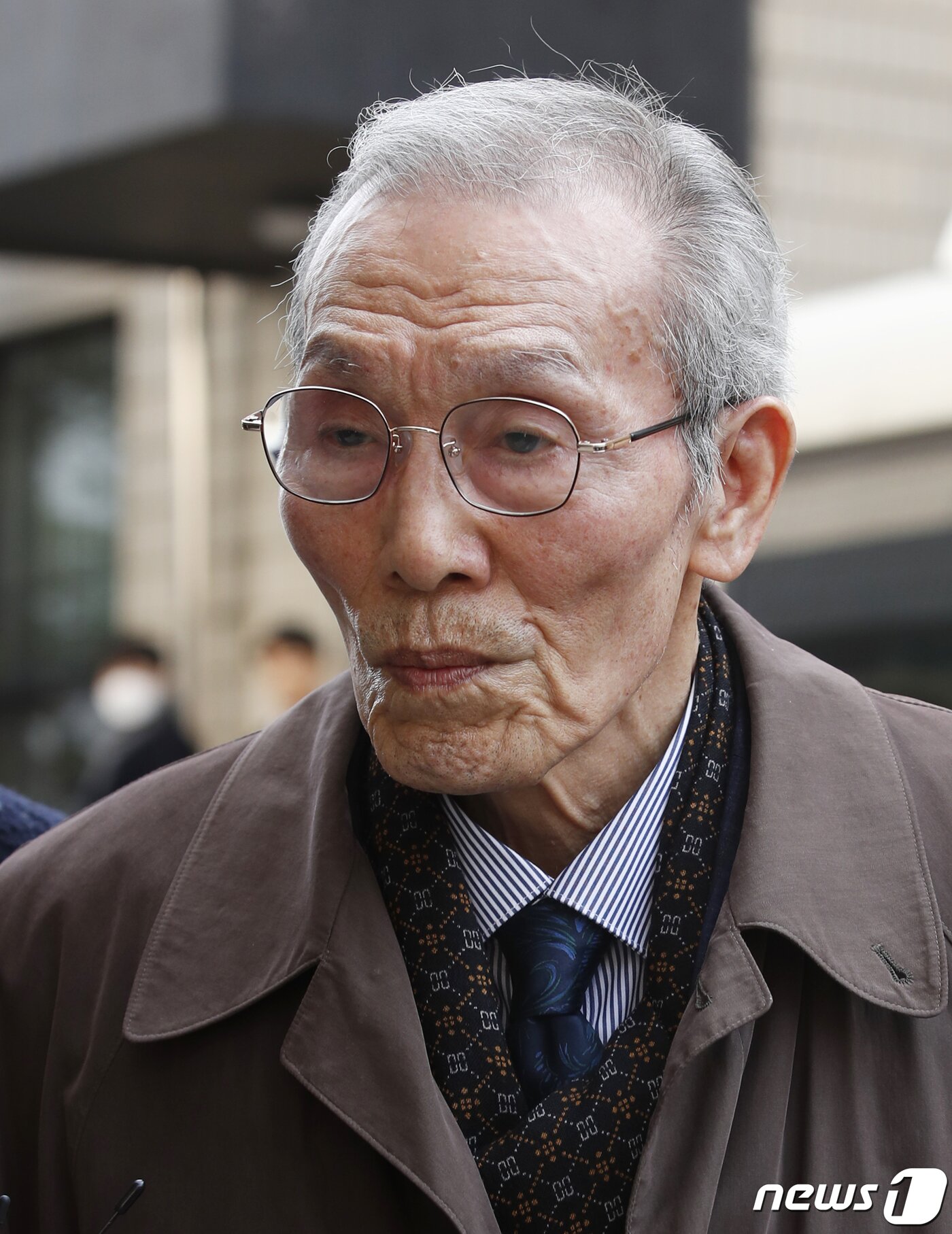 본문 이미지 - 강제추행 혐의로 기소된 배우 오영수(79·본명 오세강)가 15일 오후 경기 수원지방법원 성남지원에서 열린 선고 공판을 마친 뒤 법정을 나서고 있다. ⓒ News1 권현진 기자