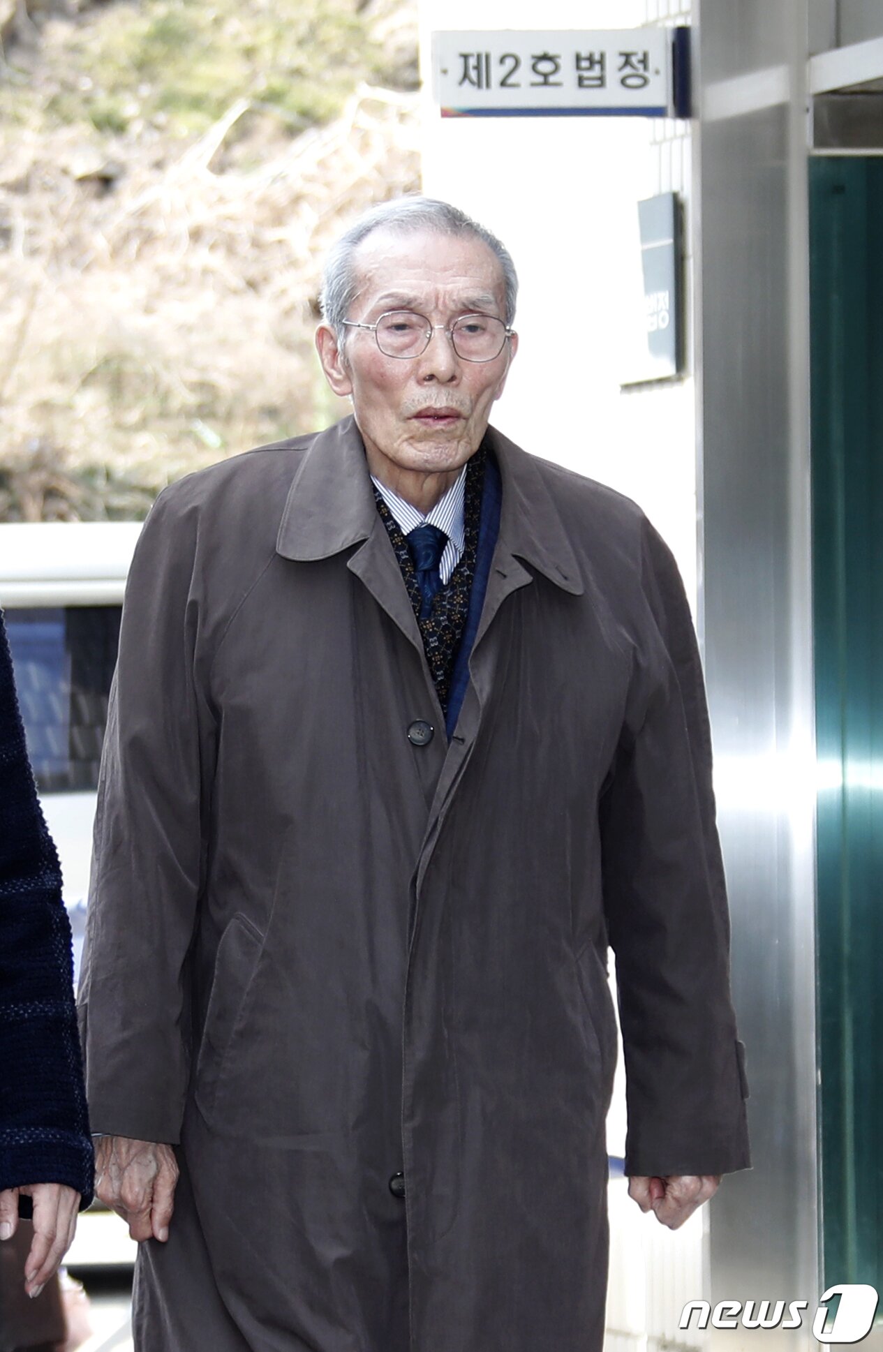 본문 이미지 - 강제추행 혐의로 기소된 배우 오영수(79·본명 오세강)가 15일 오후 경기 수원지방법원 성남지원에서 열린 선고 공판을 마친 뒤 준비된 차량으로 이동하고 있다. ⓒ News1 권현진 기자