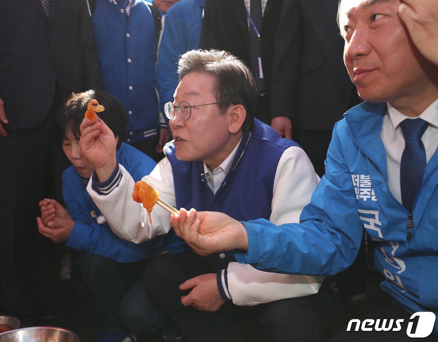 본문 이미지 - 이재명 더불어민주당 대표가 15일 오후 부산 기장군 기장시장에서 부산지역 후보들과 멍게를 시식하고 있다. 2024.3.15/뉴스1 ⓒ News1 윤일지 기자