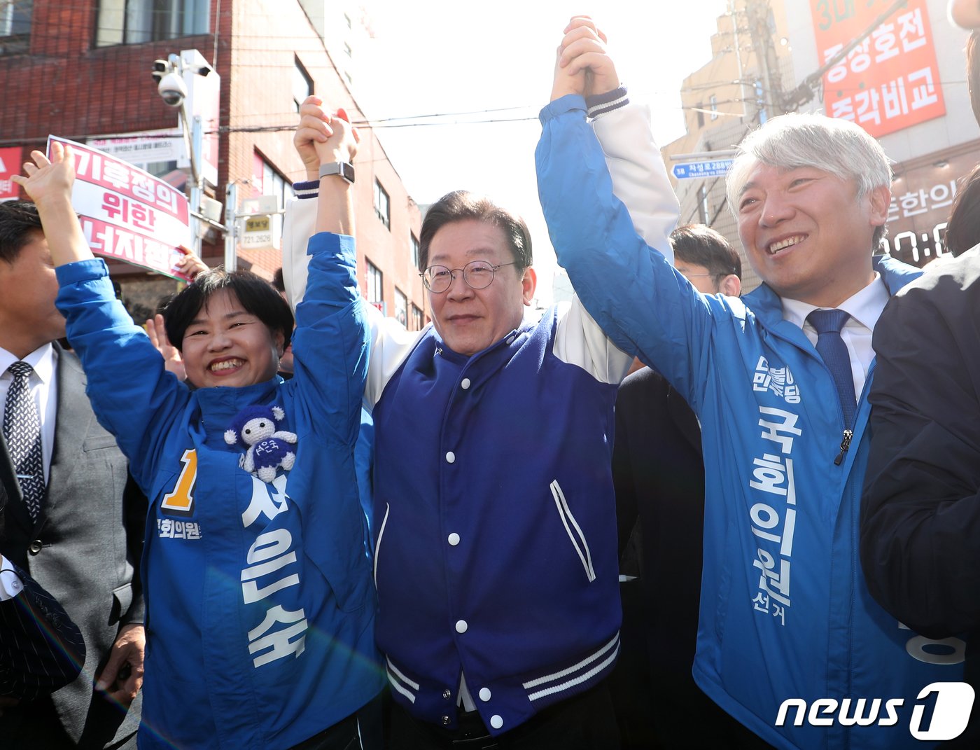 이재명 더불어민주당 대표가 15일 오후 부산 기장군 기장시장에서 부산지역 후보들과 시민들에게 인사를 하고 있다. 2024.3.15/뉴스1 ⓒ News1 윤일지 기자