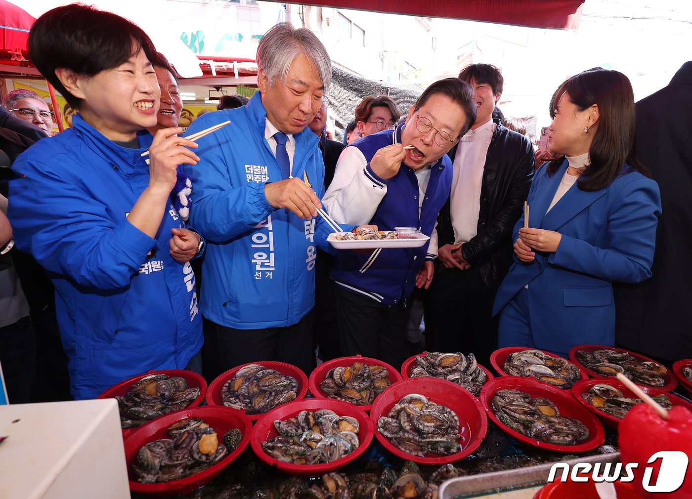 이재명 더불어민주당 대표가 15일 오후 부산 기장군 기장시장에서 부산지역 후보들과 전복회를 시식하고 있다. &#40;공동취재&#41; 2024.3.15/뉴스1 ⓒ News1 윤일지 기자