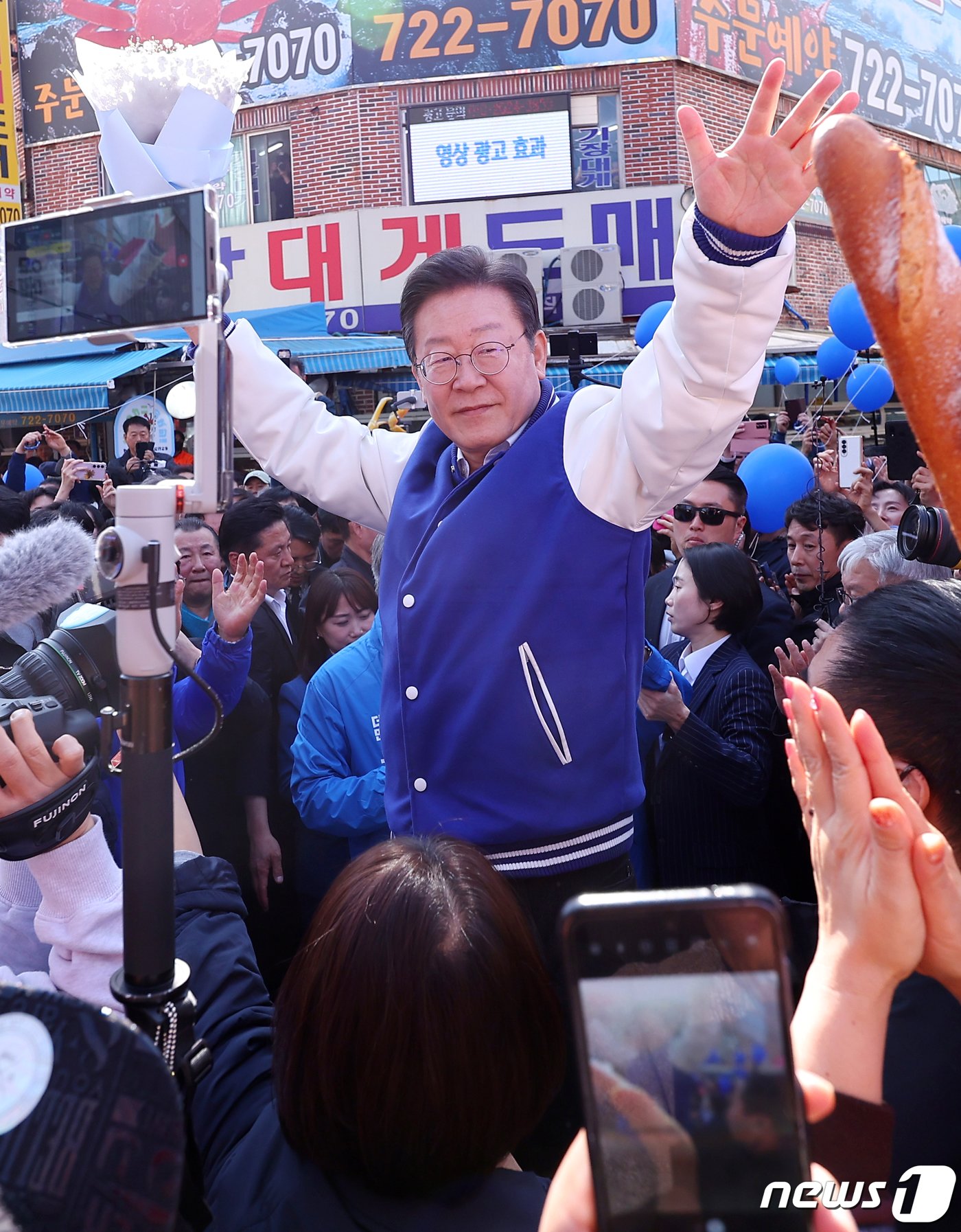 이재명 더불어민주당 대표가 15일 오후 부산 기장군 기장시장에서 시민들에게 인사를 하고 있다. &#40;공동취재&#41; 2024.3.15/뉴스1 ⓒ News1 윤일지 기자