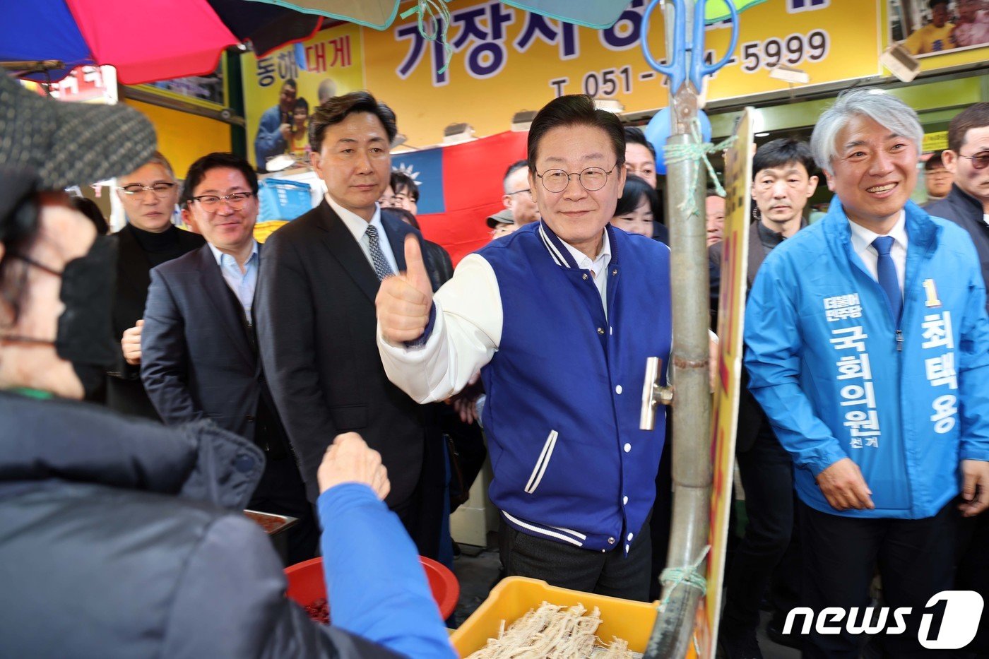 이재명 더불어민주당 대표가 15일 오후 부산 기장군 기장시장에서 상인과 인사하고 있다. &#40;공동취재&#41; 2024.3.15/뉴스1 ⓒ News1 윤일지 기자