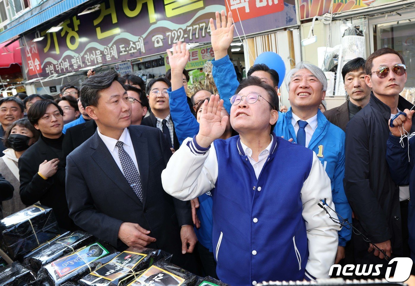 이재명 더불어민주당 대표가 15일 오후 부산 기장군 기장시장에서 시민들에게 인사하고 있다. &#40;공동취재&#41; 2024.3.15/뉴스1 ⓒ News1 윤일지 기자