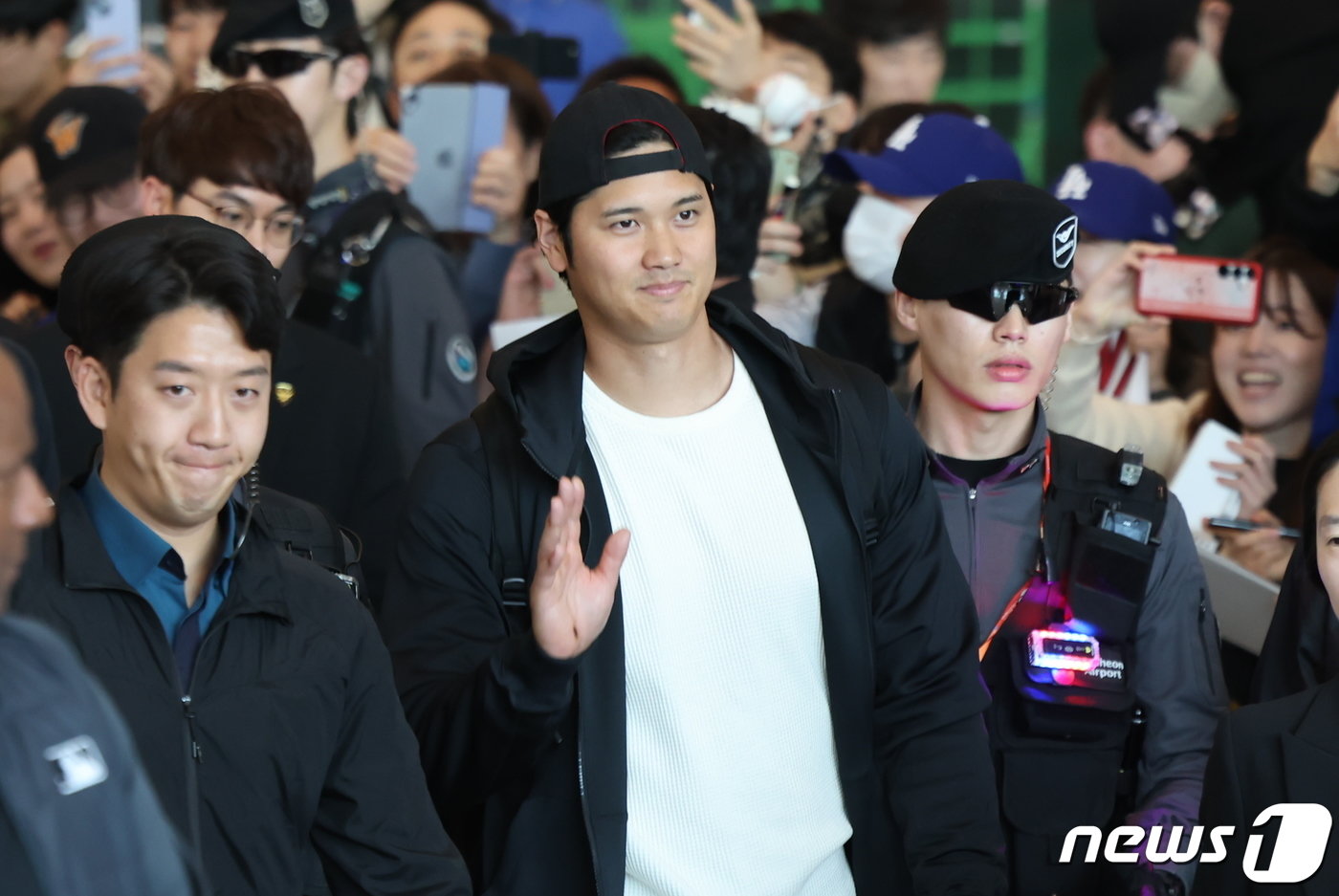 본문 이미지 - 미국프로야구(MLB) 월드투어 서울시리즈에 출전하는 LA 다저스 오타니 쇼헤이가 15일 오후 인천국제공항 제1터미널을 통해 입국하고 있다. 2024.3.15/뉴스1 ⓒ News1 김도우 기자