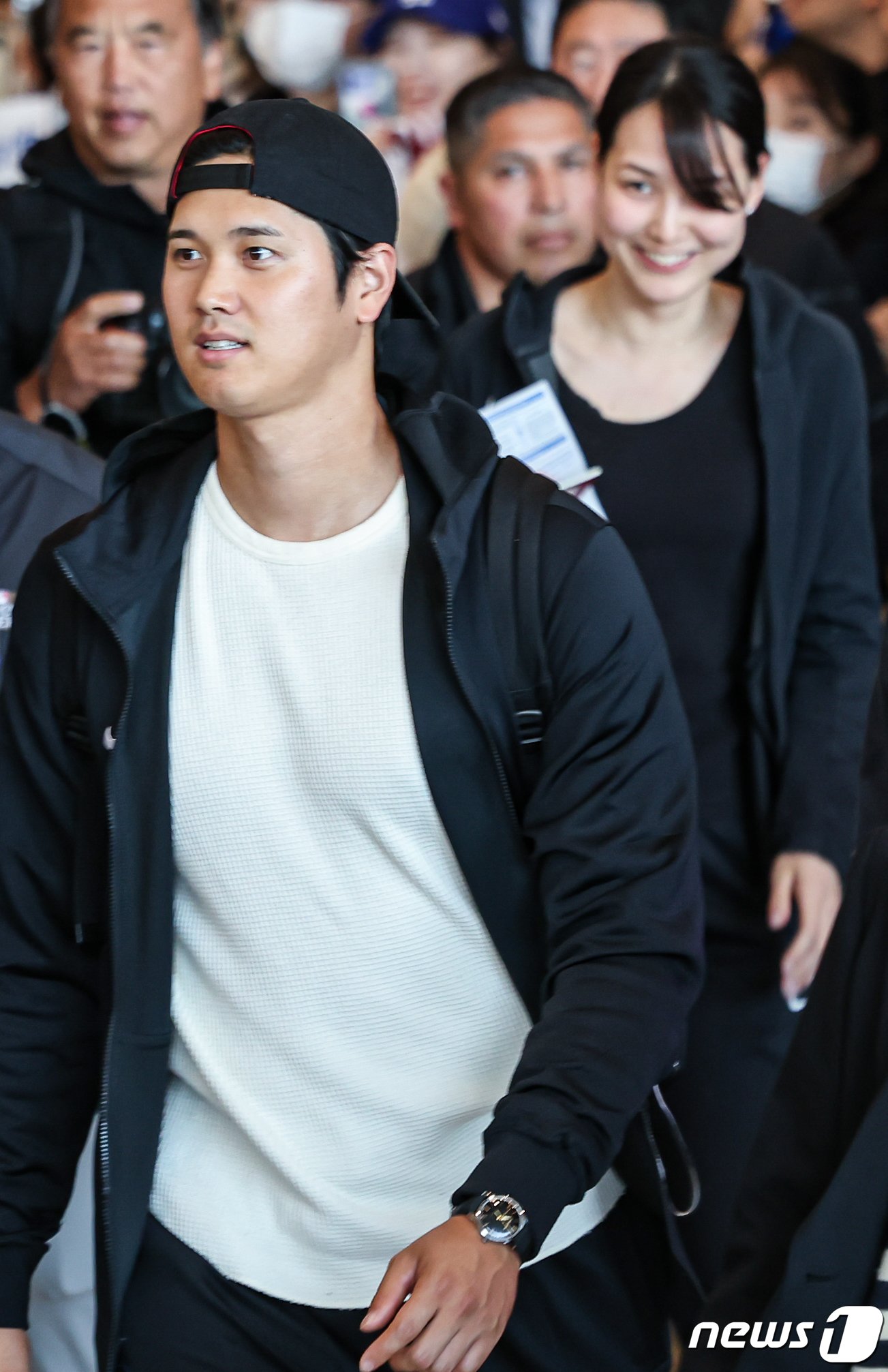 본문 이미지 - 미국프로야구(MLB) 월드투어 서울시리즈에 출전하는 LA 다저스 오타니 쇼헤이가 15일 오후 인천국제공항 제1터미널을 통해 부인 다나카 마미코와 함께 입국하고 있다. 2024.3.15/뉴스1 ⓒ News1 김도우 기자