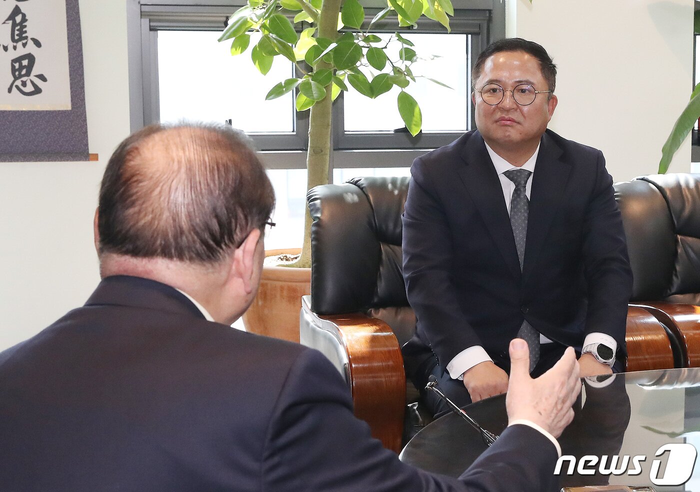 본문 이미지 - 지난 15일 광복회를 찾은 국민의힘 대전 서구갑 조수연 예비후보가 이종찬 회장에게 과거 자신의 SNS에 일제강점기를 옹호하는 취지의 글을 올린 것을 사죄하고 있다. 2024.3.15 /뉴스1 ⓒNews1 임세영 기자