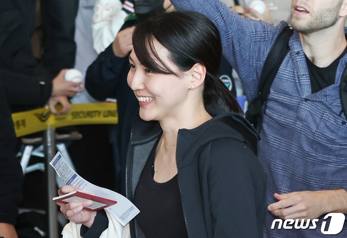 본문 이미지 - 미국프로야구(MLB) LA 다저스 오타니 쇼헤이의 부인 다나카 마미코가 15일 오후 인천국제공항 제1터미널을 통해 입국하고 있다. 2024.3.15/뉴스1 ⓒ News1 김도우 기자