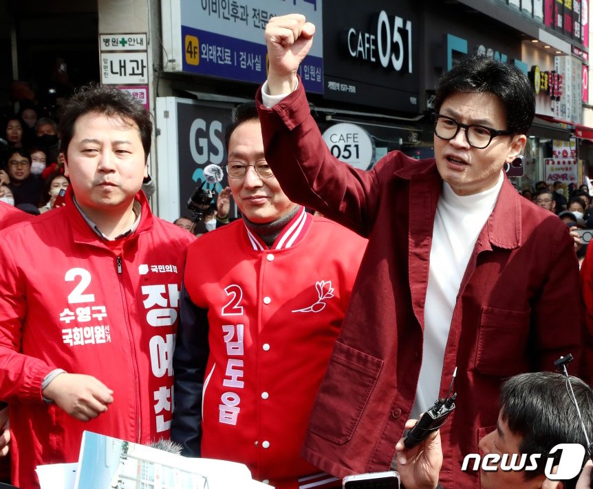 본문 이미지 - 한동훈 국민의힘 비상대책위원장과 장예찬 부산 수영구 후보가 14일 부산 북구 구포시장에서 시민들에게 인사를 하고 있다. (공동취재) 2024.3.14/뉴스1 ⓒ News1  송원영 기자