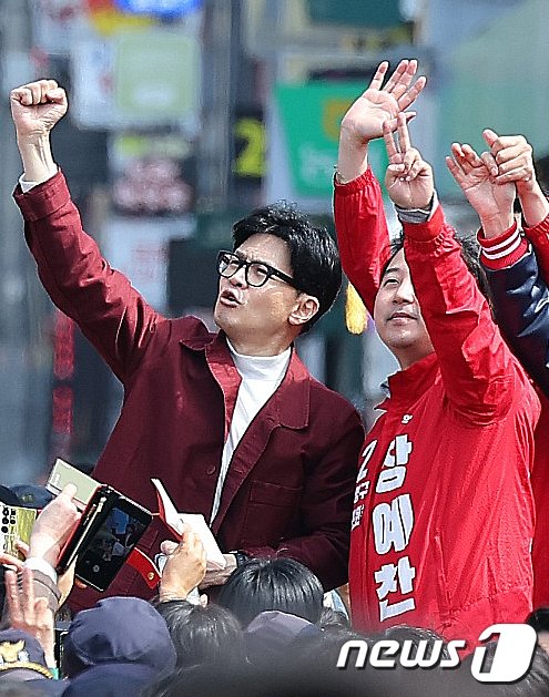 본문 이미지 - 한동훈 국민의힘 비상대책위원장과 장예찬 후보가 14일 부산 북구 구포시장에서 시민들에게 인사를 하고 있다. (공동취재) 2024.3.14/뉴스1 ⓒ News1 ,송원영 기자