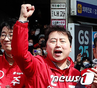 장예찬 국민의힘 부산 수영구 후보가 14일 부산 북구 구포시장에서 인사를 하고 있다. &#40;공동취재&#41; 2024.3.14/뉴스1 ⓒ News1 ,송원영 기자