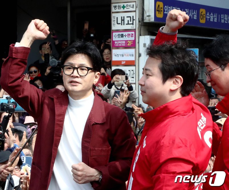 한동훈 국민의힘 비상대책위원장과 장예찬 후보가 14일 부산 북구 구포시장에서 시민들에게 인사를 하고 있다. &#40;공동취재&#41; 2024.3.14/뉴스1 ⓒ News1 ,송원영 기자