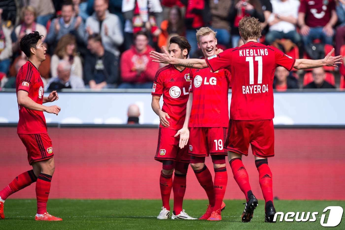 본문 이미지 - 레버쿠젠 시절 손흥민(왼쪽)과 율리안 브란트(오른쪽에서 두번째) ⓒ AFP=뉴스1