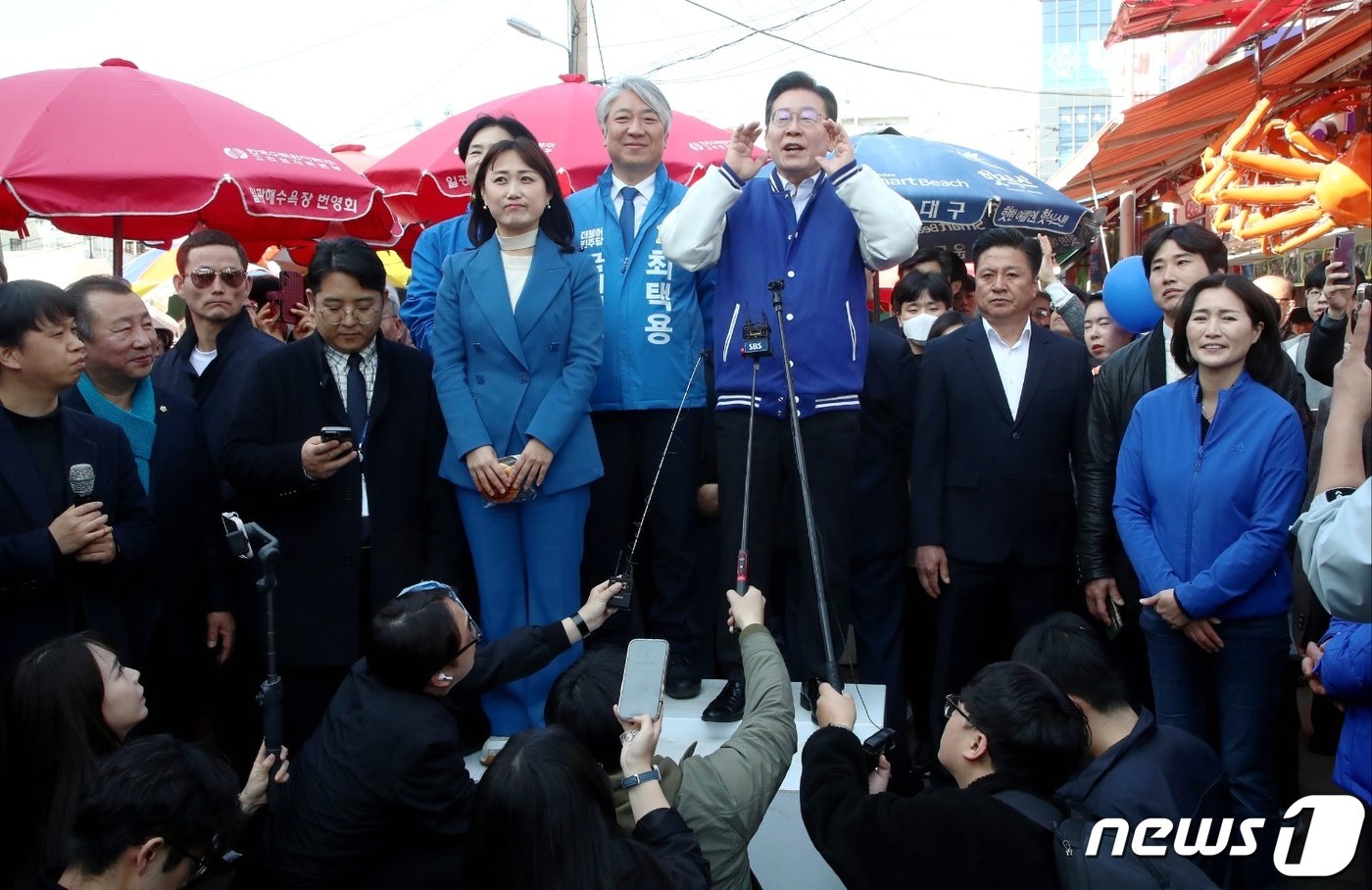 이재명 더불어민주당 대표가 15일 오후 부산 기장군 기장시장에서 부산지역 총선 후보들의 지지를 호소하고 있다. &#40;공동취재&#41; 2024.3.15/뉴스1 ⓒ News1 윤일지 기자