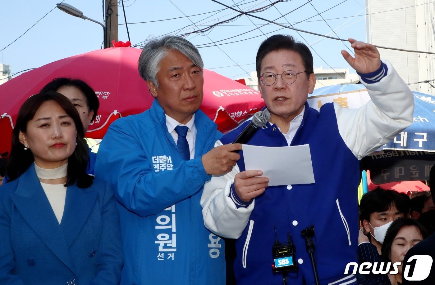 이재명 더불어민주당 대표가 15일 오후 부산 기장군 기장시장에서 부산지역 총선 후보들의 지지를 호소하고 있다. &#40;공동취재&#41; 2024.3.15/뉴스1 ⓒ News1 윤일지 기자