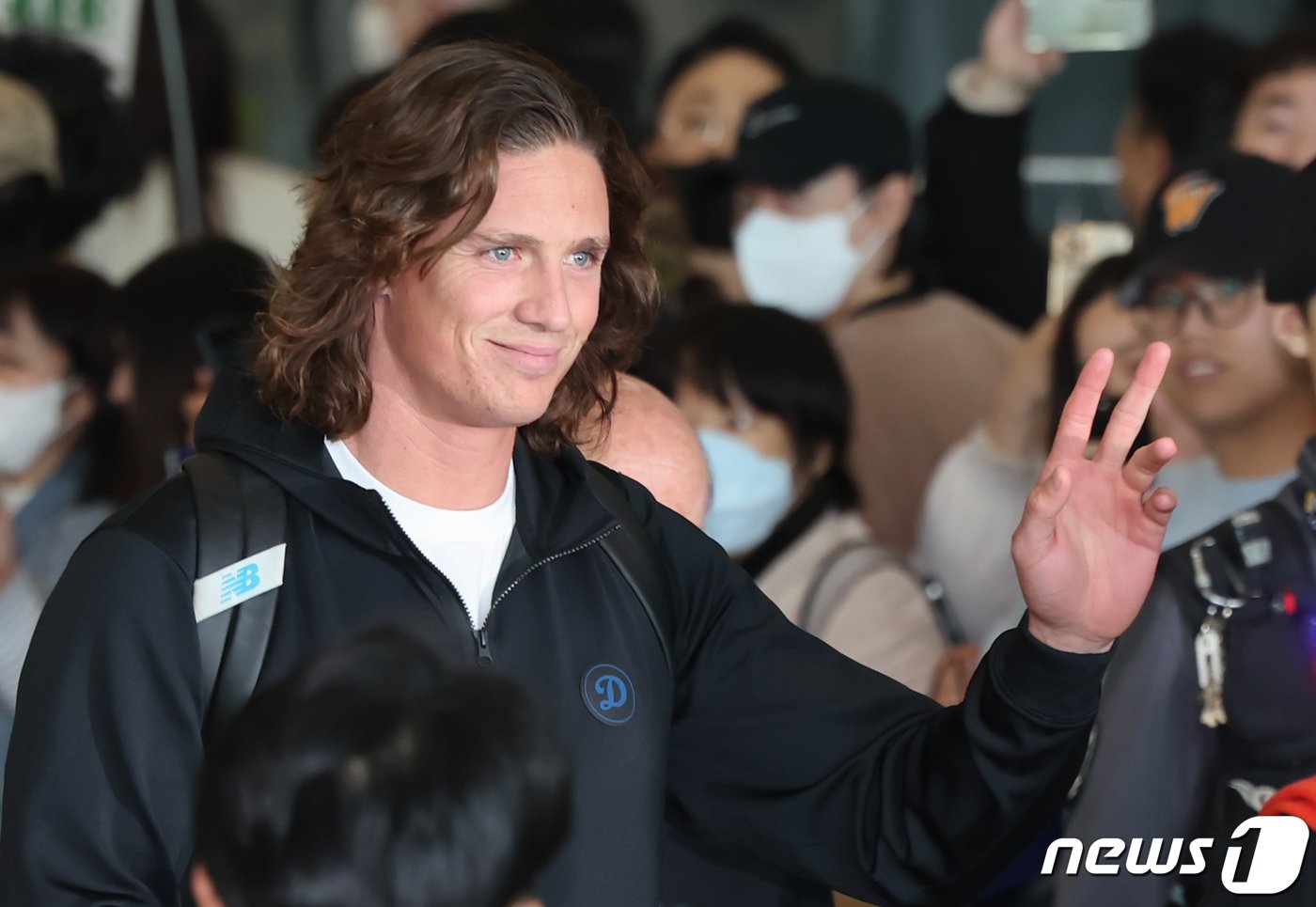 본문 이미지 - 미국프로야구(MLB) LA 다저스 타일러 글라스노우가 15일 오후 인천국제공항 제1터미널을 통해 입국하고 있다. 2024.3.15/뉴스1 ⓒ News1 김도우 기자