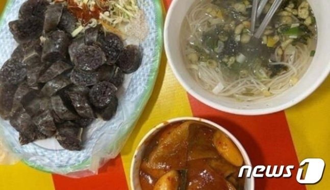 지난해 &#39;바가지 요금&#39;으로 질타를 받은 강원지역 한 축제장에서 판매된 먹거리.&#40;온라인 커뮤니티 갈무리&#41; 2024.2.27/뉴스1 